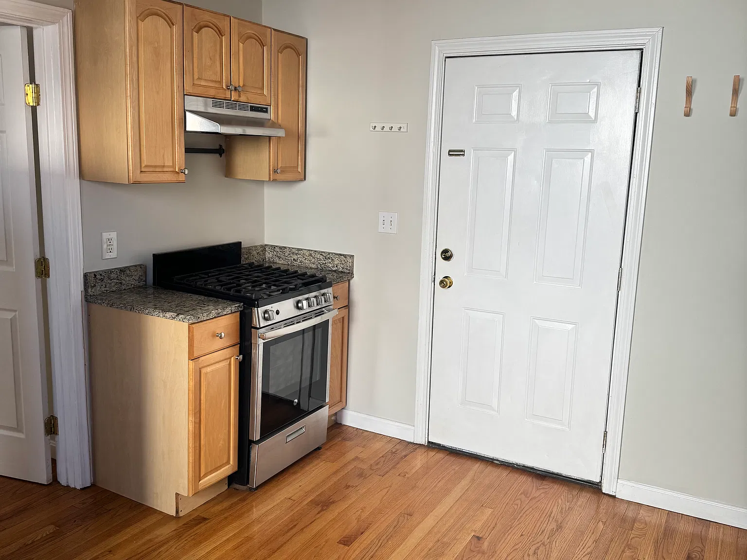 2 bed, 999 sqft, $3,500 — Photo 2