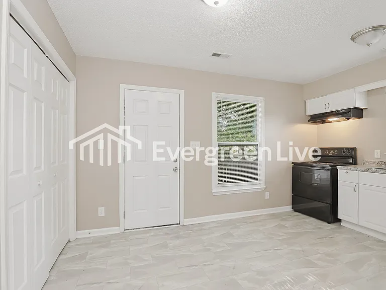 1513 Cedrow Dr — Photo 3
