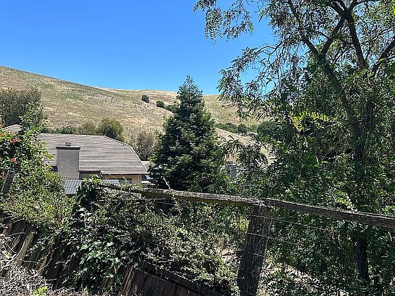 2nd image of 421 Newcastle Ct