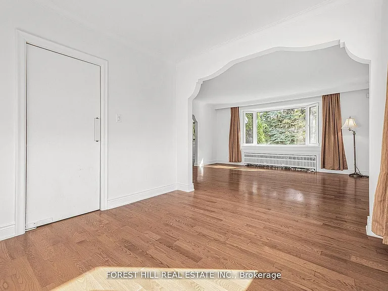 18 Irvington Cres — Photo 4