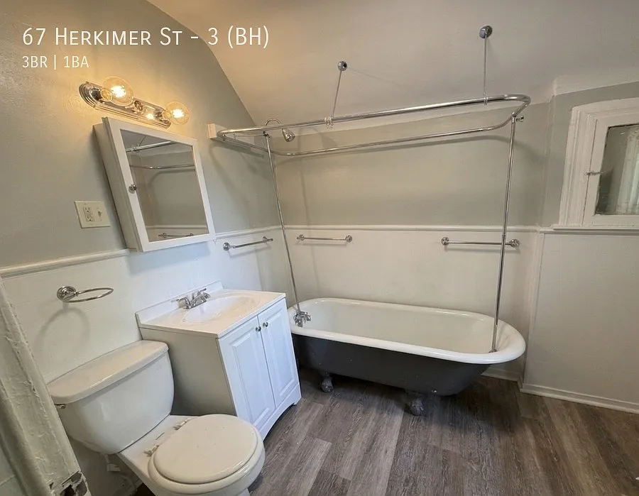 3 bed, 1000 sqft, $1,300 — Photo 2