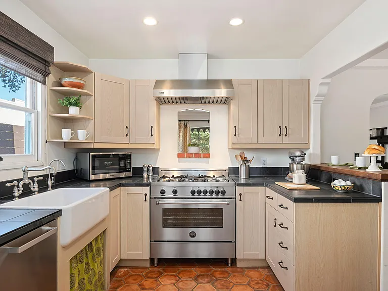 224 W Cota St — Photo 12