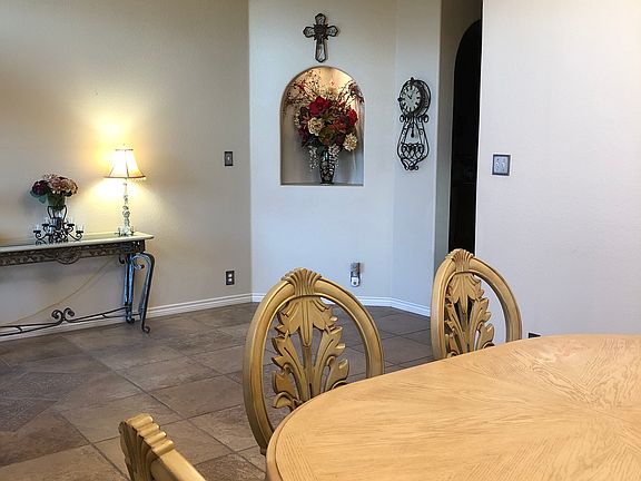 Formal Dining/entrance