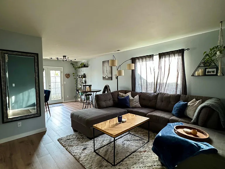 1051 E Broad St — Photo 11