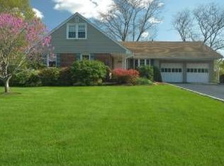 2 Pell Ln, Syosset, NY 11791