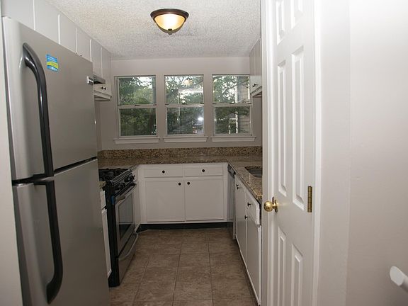 5th image of 401 Ivy Green Ln
