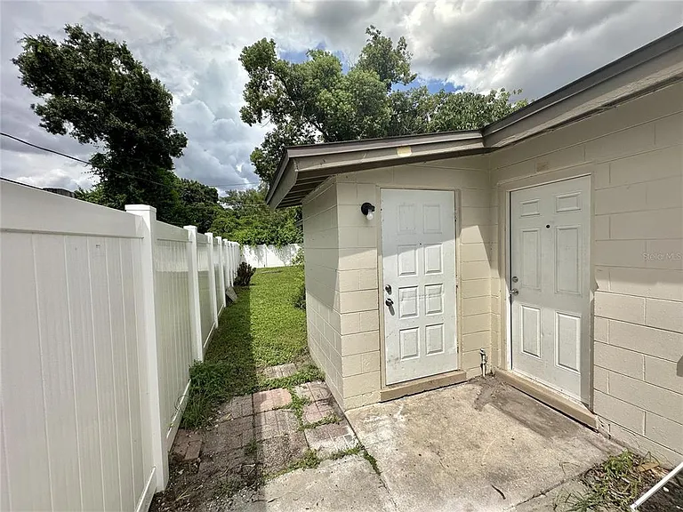 4615 Edgewater Dr — Photo 8