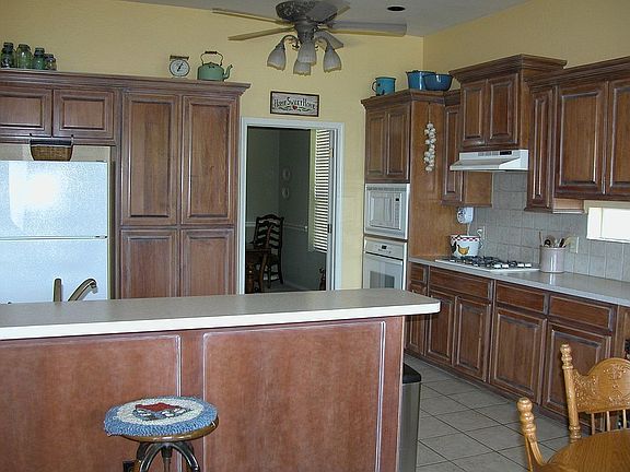 Wonderful Eatin Kitchen excellent for entertaining!
