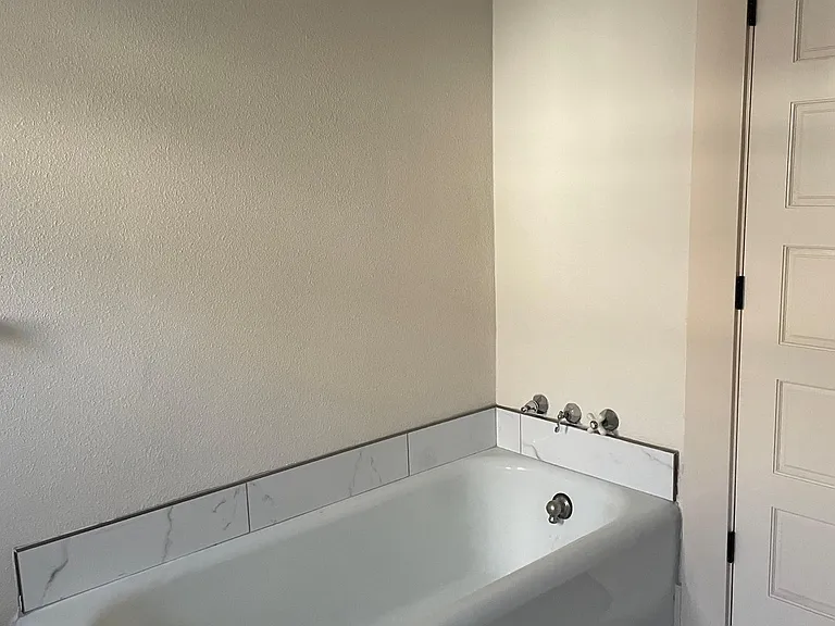 1342 N Van Ness Ave — Photo 7