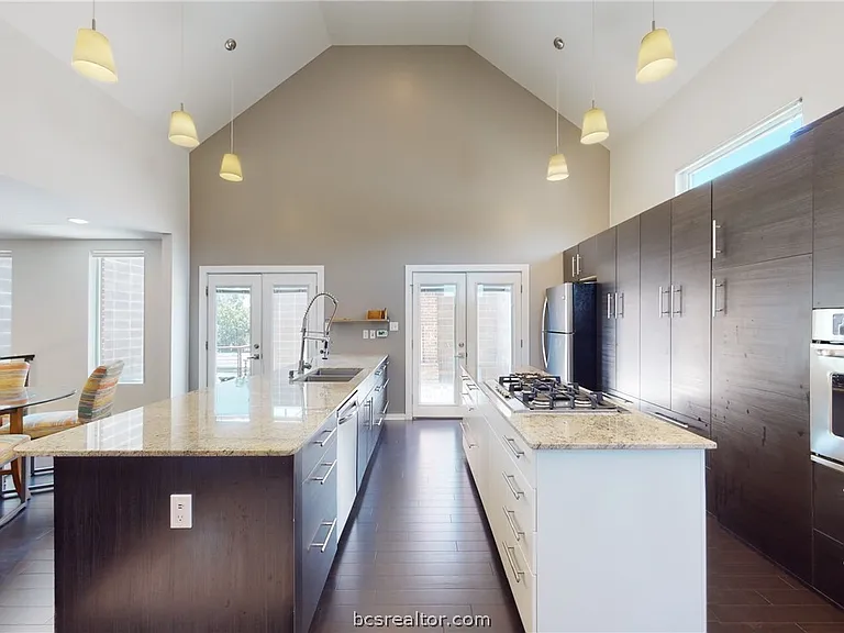 217 N Houston Ave — Photo 24
