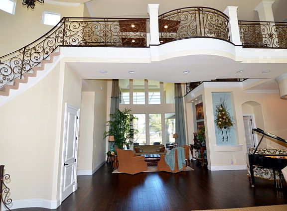 5th image of 102 Old Oak Dr S