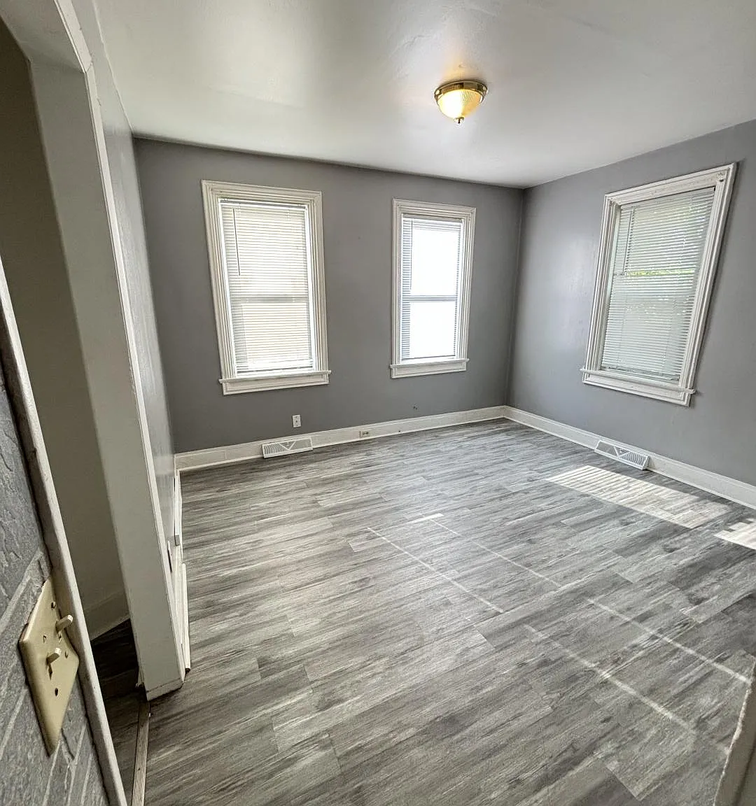 3 bed, 900 sqft, $975 — Photo 3