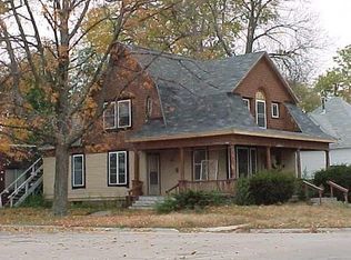 221 1/2 W 9th St, Waterloo, IA 50702