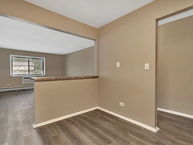 Lakeside Village Apartments — Photo 82