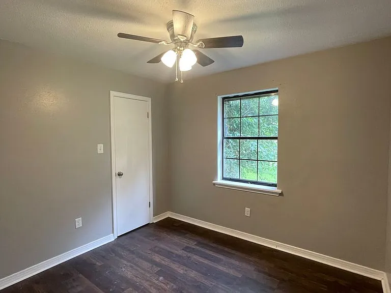 5302 Lauri Ln — Photo 10
