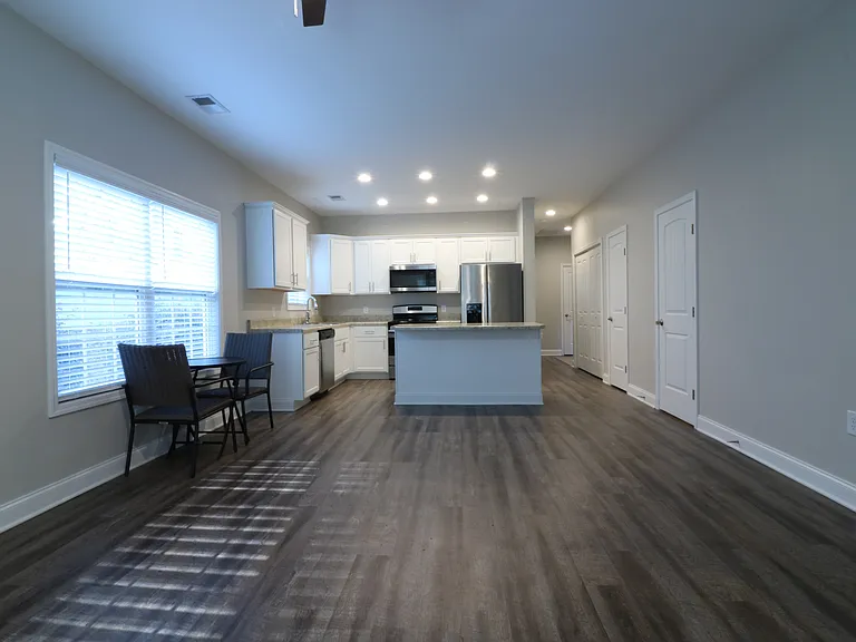 383 E Woodland Dr — Photo 3