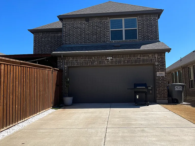 driveway in back of house