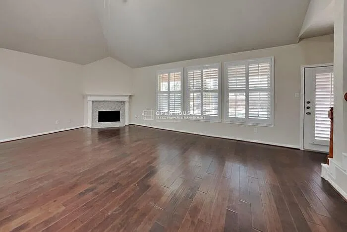 3 bed, 3.0 bath, 2342 sqft, $2,350 — Photo 3