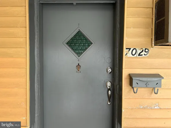 7029 Clover Ln, Upper Darby, PA 19082