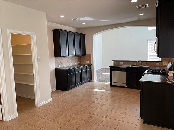 5th image of 627 Oak Circle Dr E