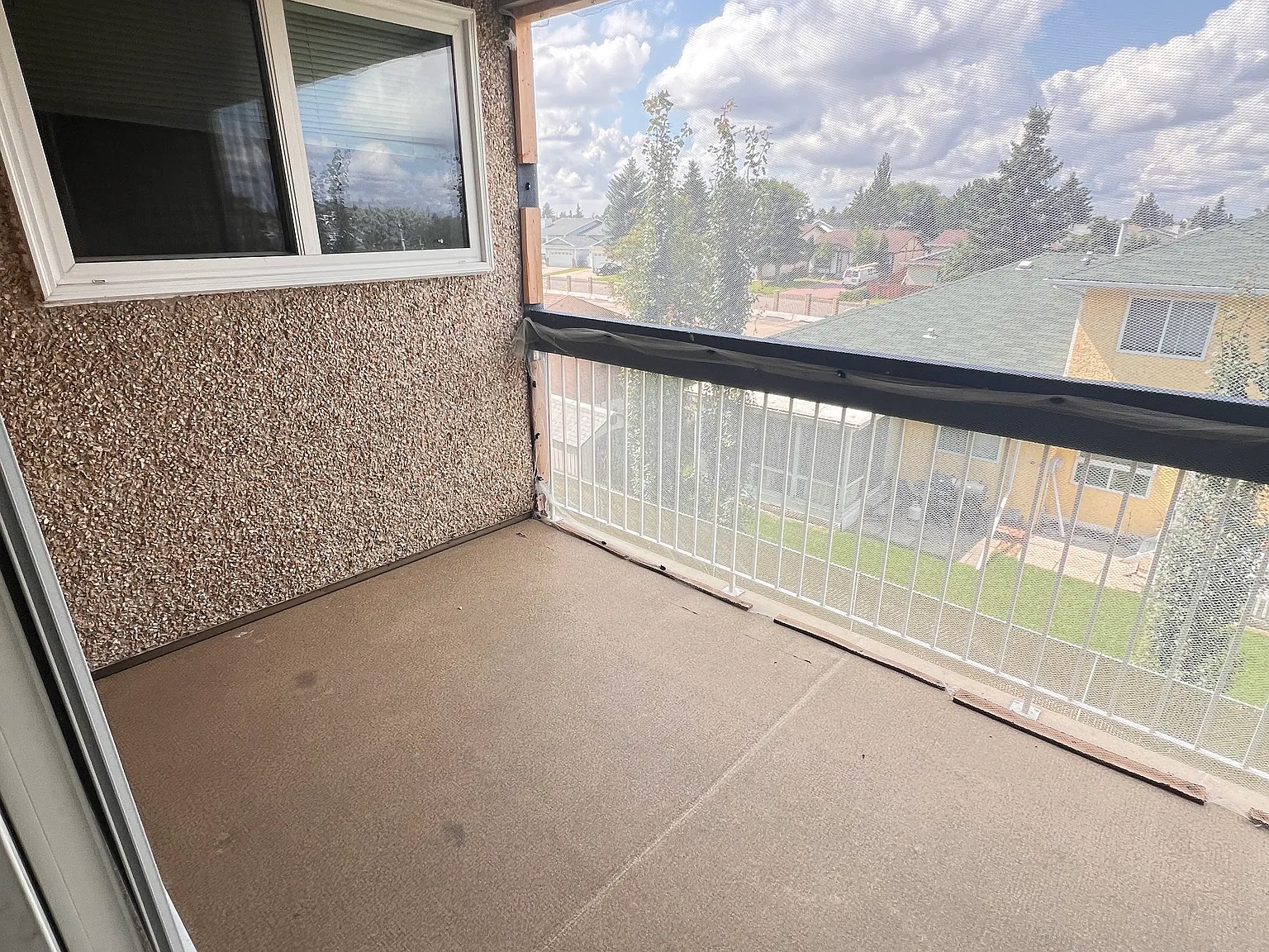 Bright and Spacious One Bedroom with Elevator Great Location! — Photo 3