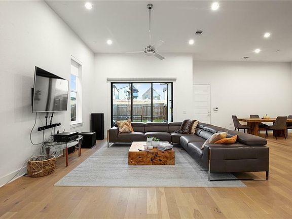 3rd image of 6201 Seville Dr