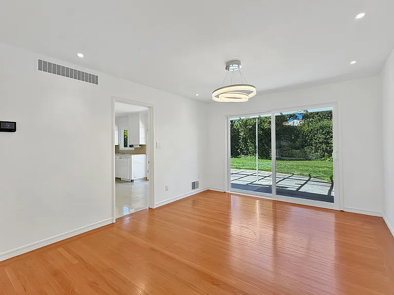 950 Olive St — Photo 27