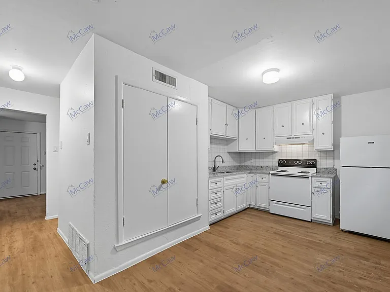 616 Moore St #D — Photo 8