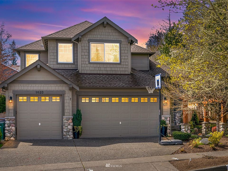 Gorgeous Murray Franklyn home with 5 bedrooms including a guest suite on the main level, 2.75 baths, and 2,833 sq. ft. of interior space.