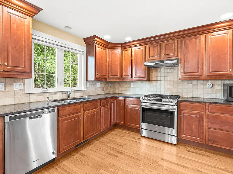 46 Loring Ave — Photo 8