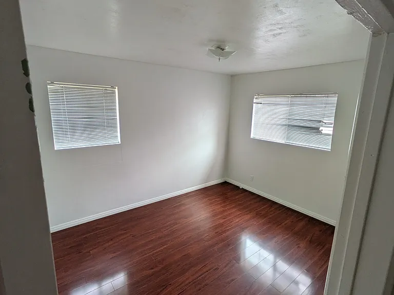 113 N Carol Dr — Photo 8