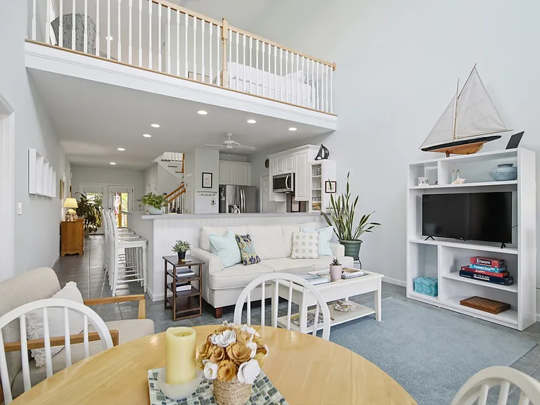 302 E Huron Ave — Photo 9