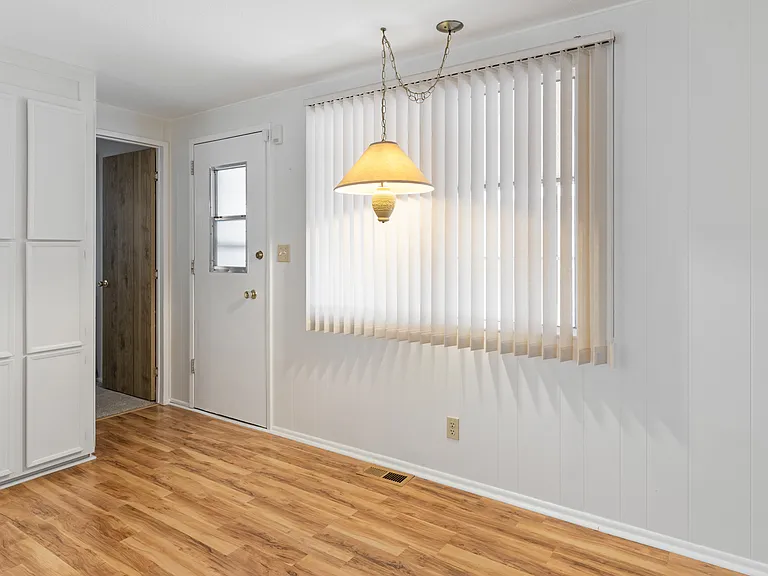5223 E Lindstrom Ln — Photo 2