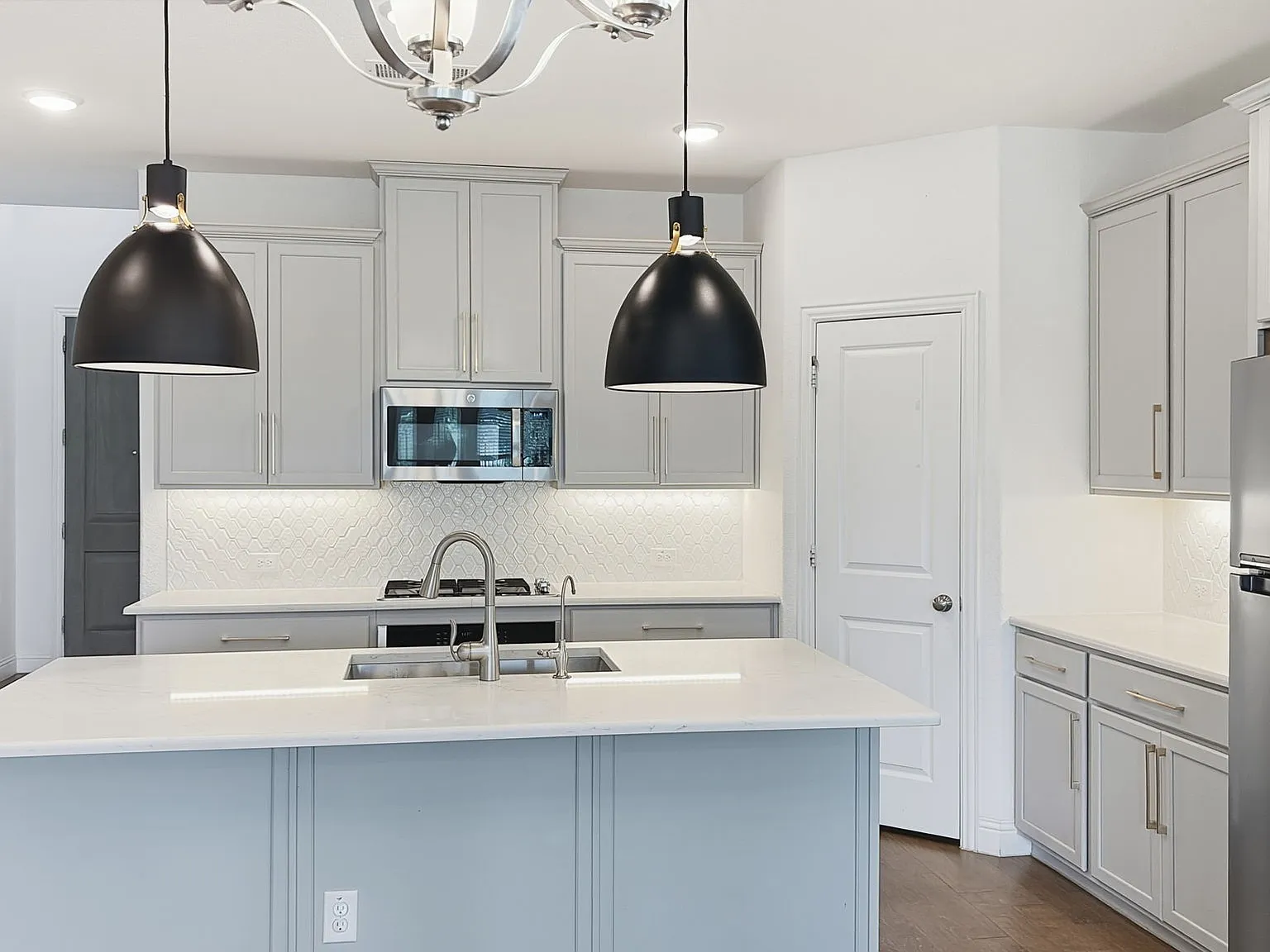 4 bed, 3.5 bath, 2696 sqft, $3,600 — Photo 3