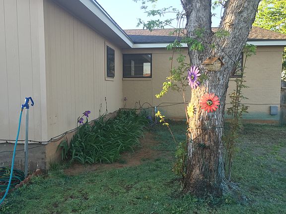 3rd image of 1005 Hillcrest Dr