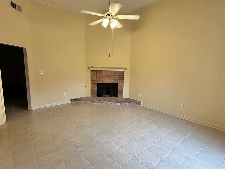 596 Ashley Glen Cir W — Photo 2