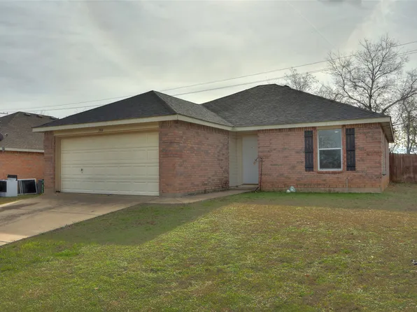 204 Deer Run Dr, Sanger, TX 76266