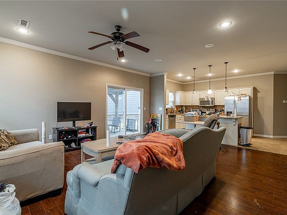 3rd image of 612 N Tennyson Ln