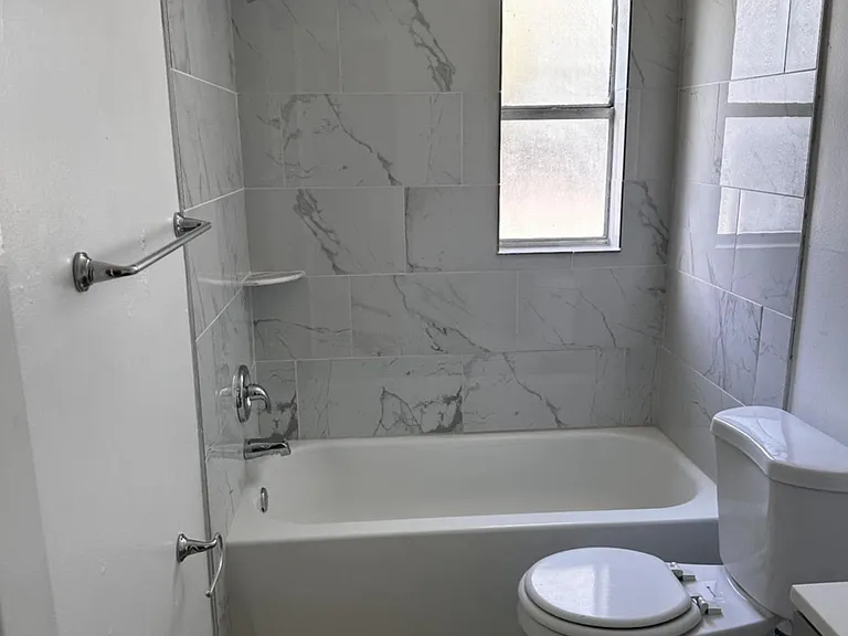 108 SW Lincoln Cir N #1 — Photo 9