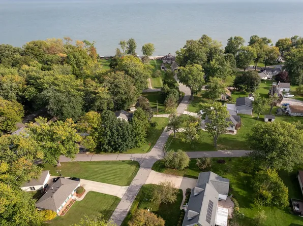 7891 Lakeview Dr, Monroe, MI 48161
