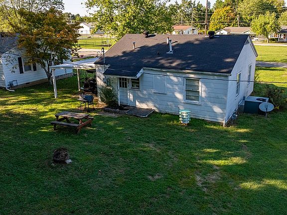 2nd image of 828 Bell Dr