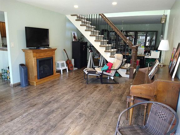 5th image of 414 Clubhouse Ct