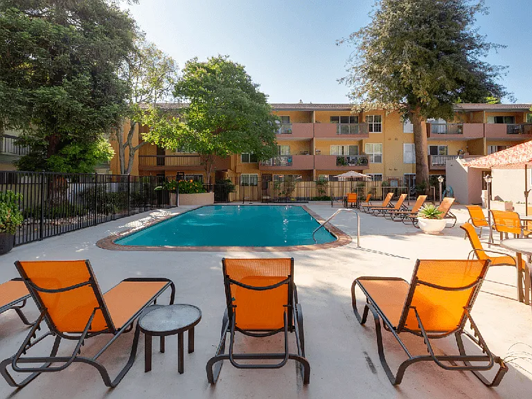Redwood Plaza Apartments — Photo 5