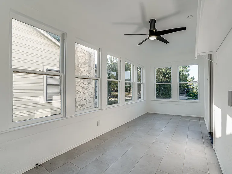 2035 W Summit Ave — Photo 24
