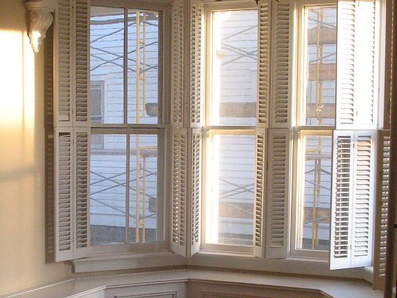Family Room-Bay Window