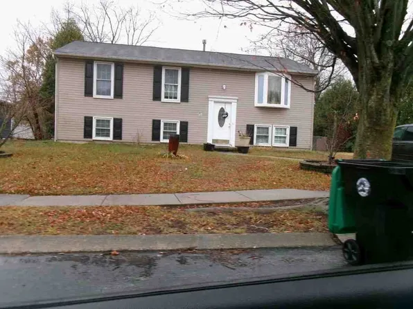 27 Dover Ln, Sicklerville, NJ 08081