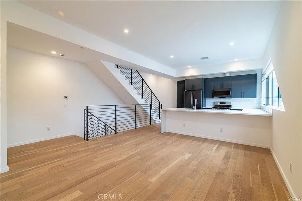 3 bed, 2.5 bath, 2180 sqft, $5,900 — Photo 1
