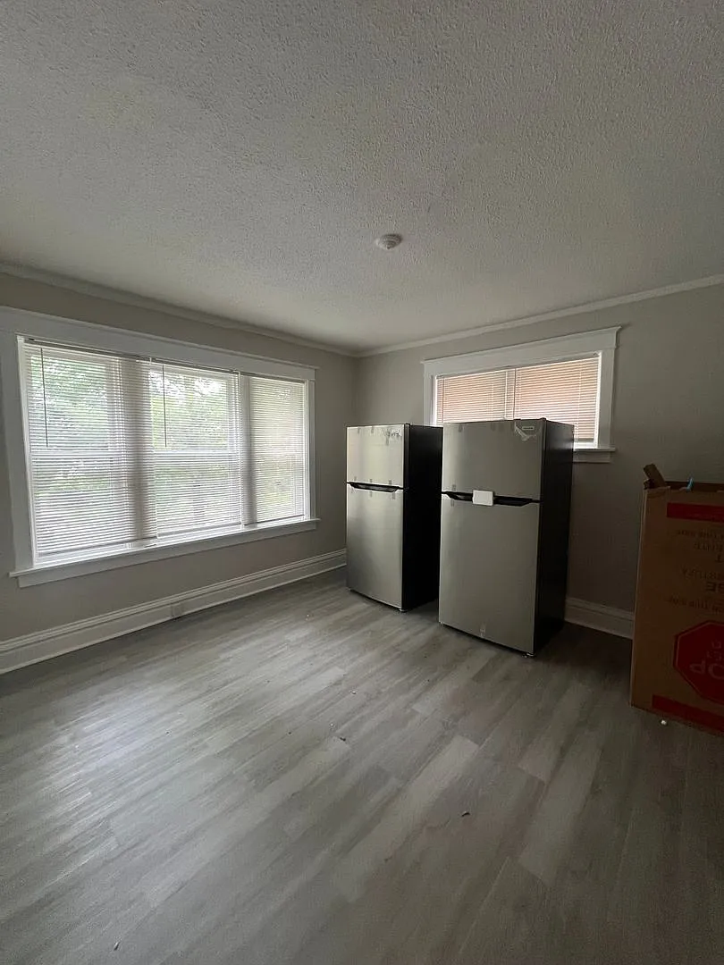 5335 Bancroft Ave — Photo 2