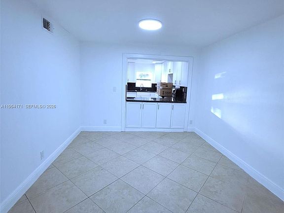5th image of 3920 Woodside Dr APT 8