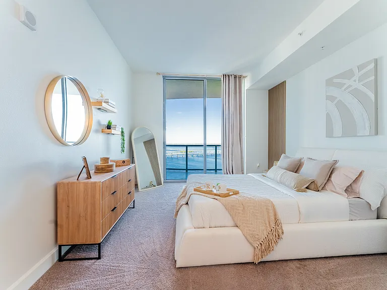 Harbor Grand — Photo 12